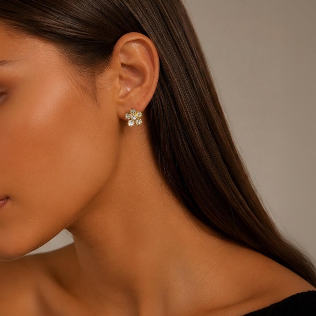 BRINCO FLOR MÉDIA COM ZIRCONIA CRISTAL - BANHADO A OURO 18K