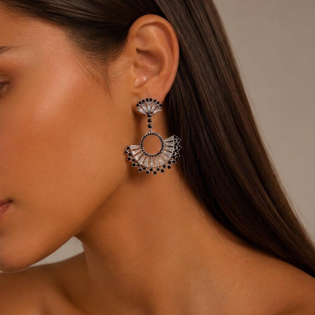 BRINCO MÉDIO LEQUE COM ZIRCONIA NEGRA E CRISTAL - BANHADO A PRATA 925