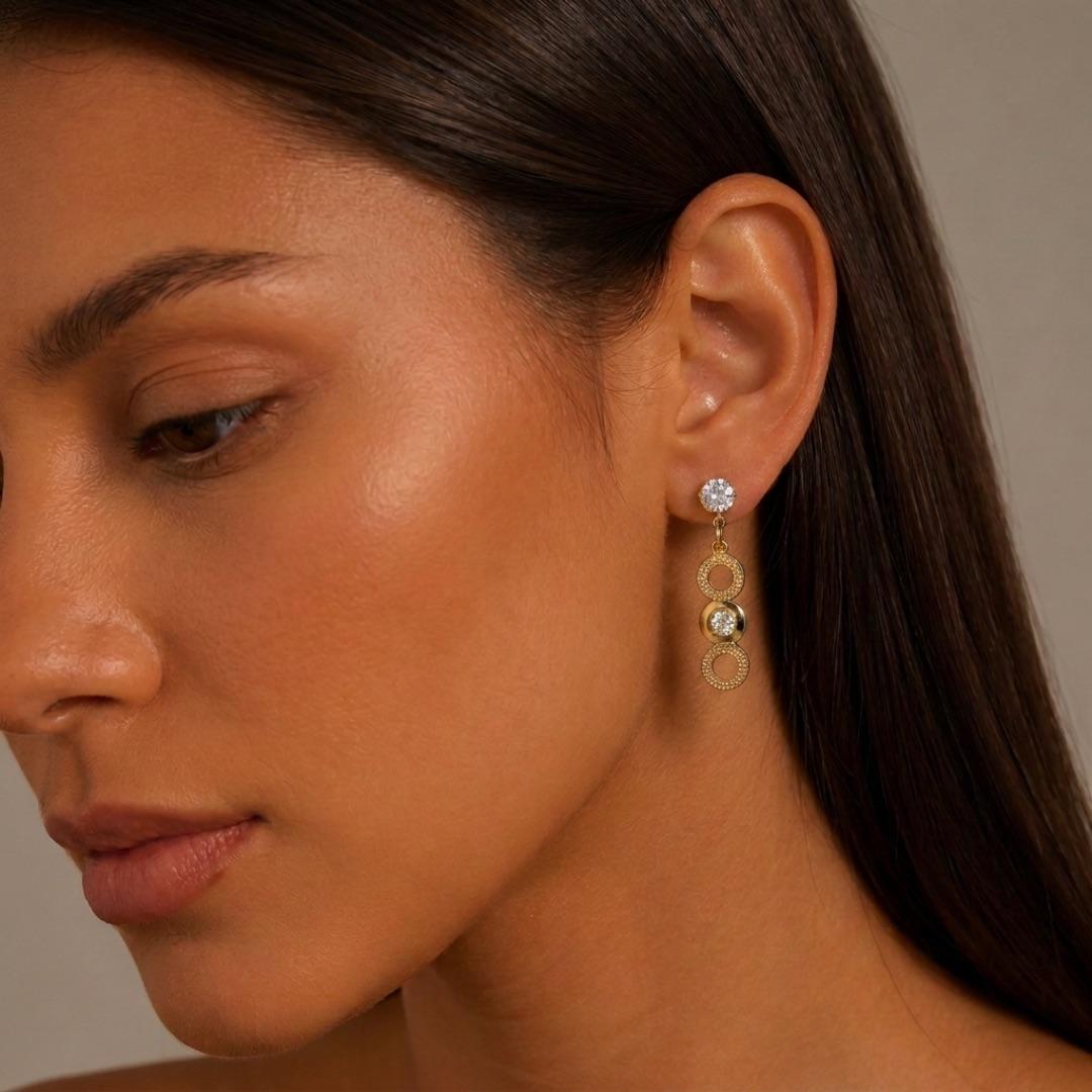 BRINCO PEQUENO COM PENDURICALHO BOLINHAS E PONTO DE LUZ CRISTAL- BANHADO A OURO 18K
