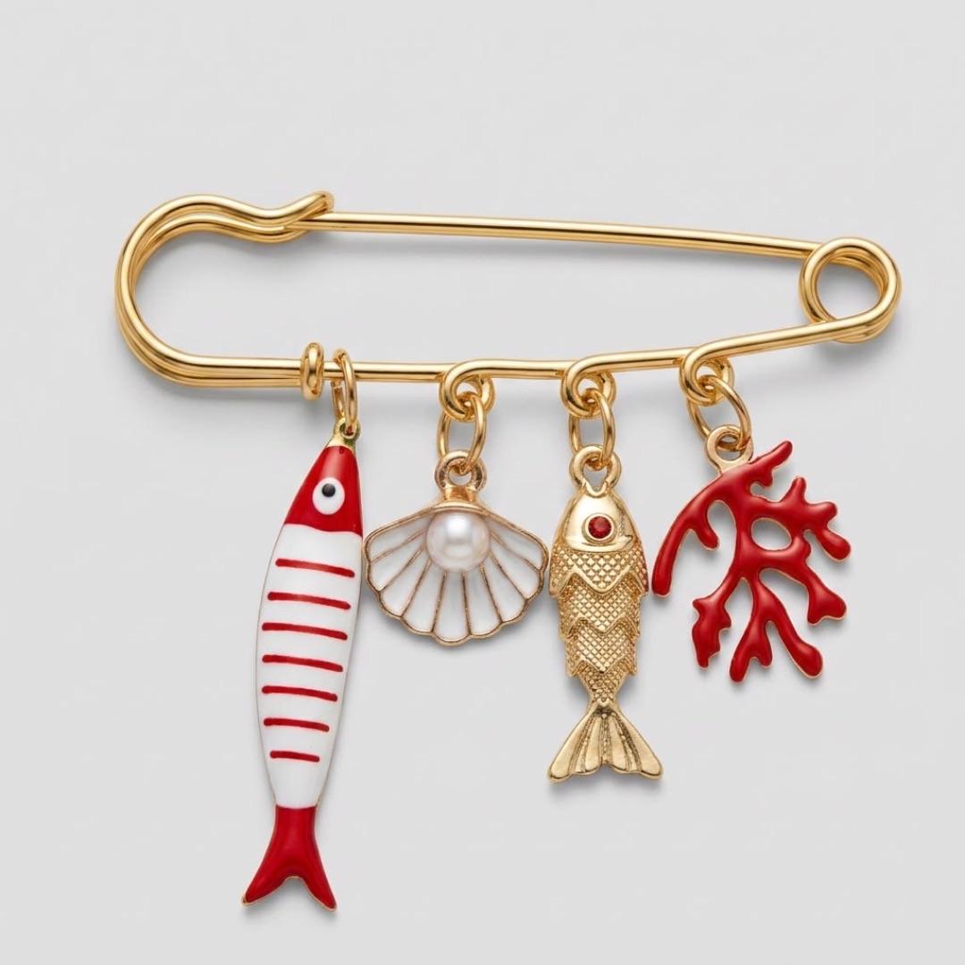 BROCHE FASHION ALFINETE COM PINGENTES PEIXE CONCHA CORAL E PEIXE RESINADO  - COR OURO