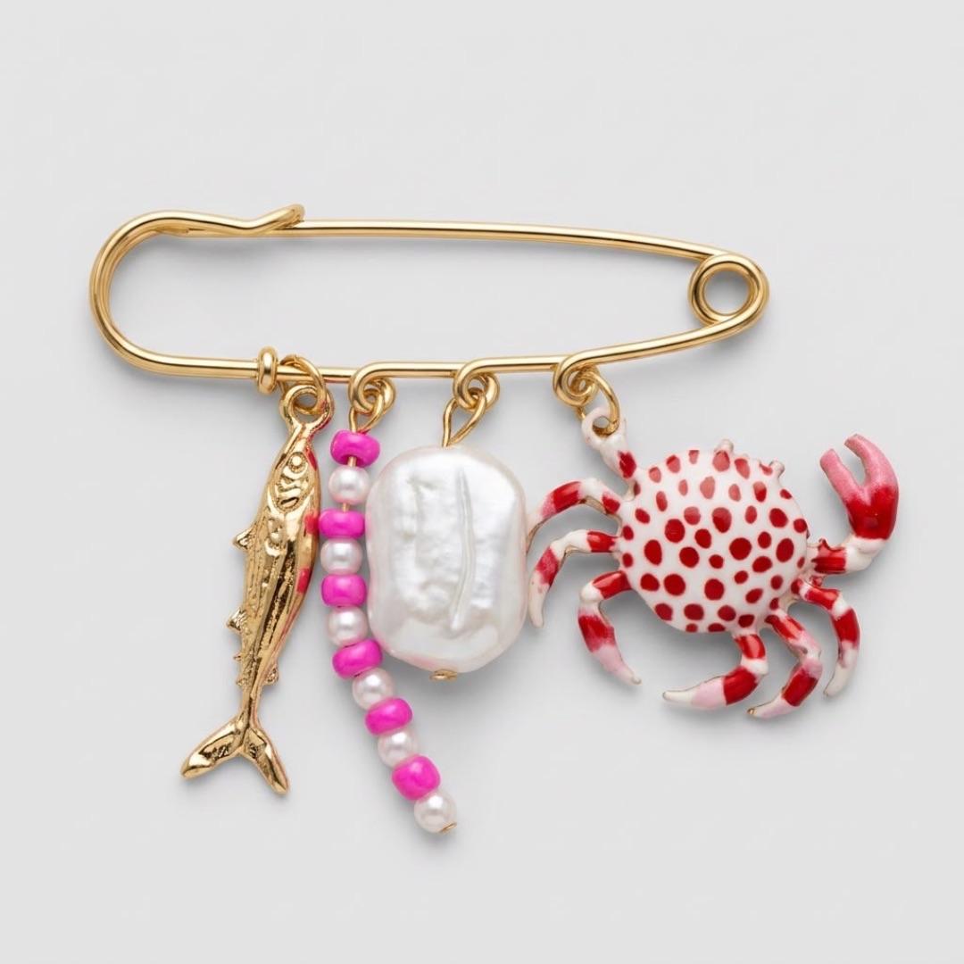 BROCHE FASHION ALFINETE COM PINGENTES PEIXE PÉROLA CARANGUEJO RESINADO  - COR OURO