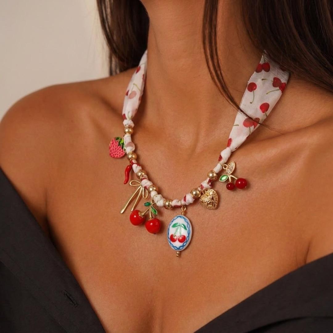 CORRENTE FASHION LENÇO COLORIDO TONS DE VERMELHO E BRANCO E CEREJAS PINGENTES DIVERSOS CEREJA QUADRO PIMENTA CORAÇÃO RESINADOS- COR OURO