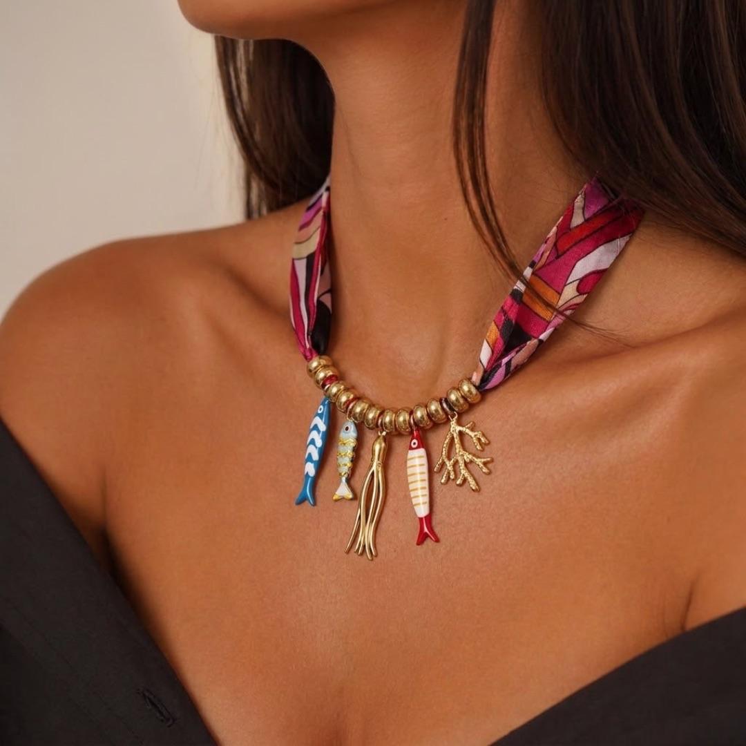 CORRENTE FASHION LENÇO COLORIDO TONS ROSA E VERMELHO COM PINGENTES DE PEIXE RESINADO   - COR OURO