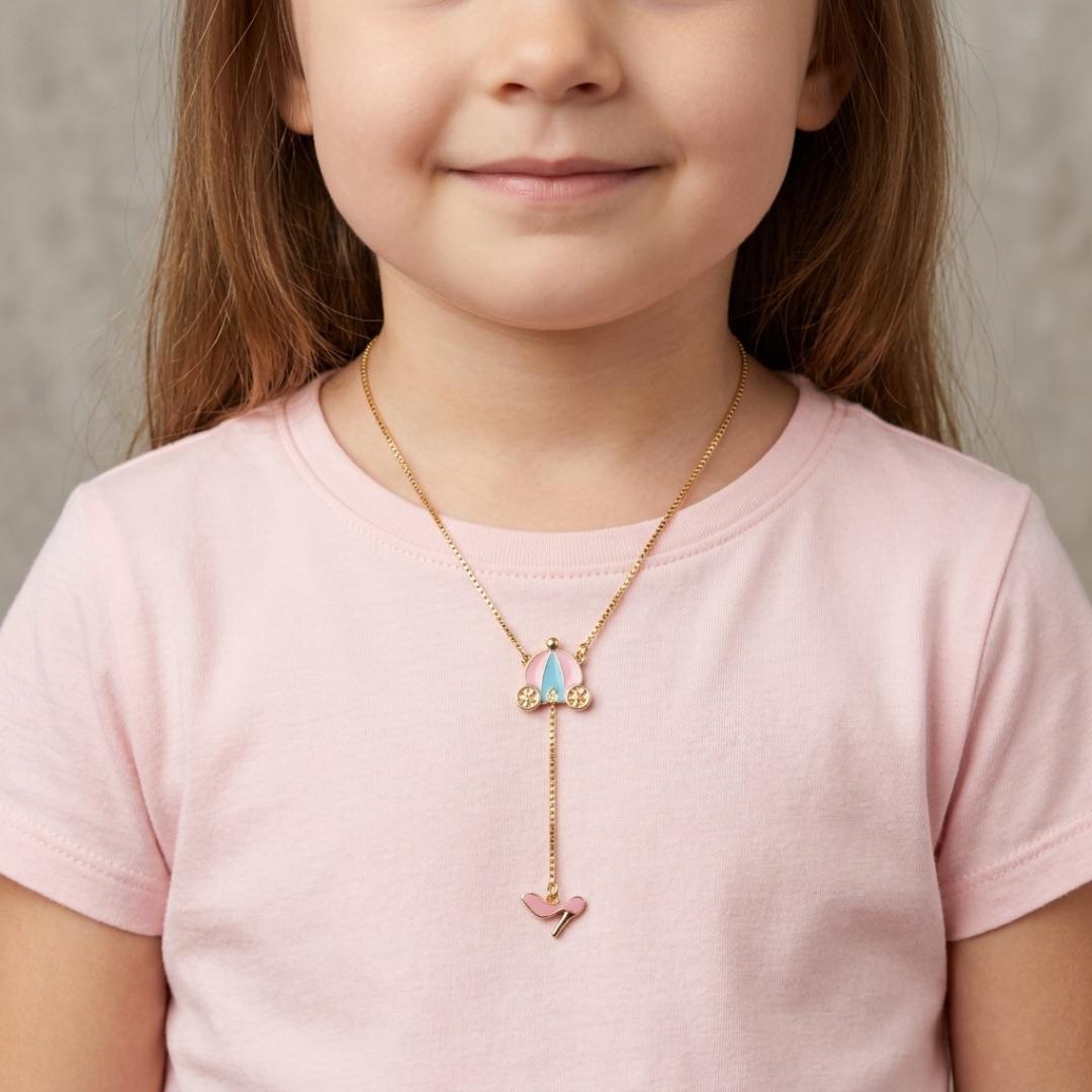 CORRENTE INFANTIL GRAVATINHA CARRUAGEM E SAPATINHO  COM EXTENSOR- BANHADO A OURO 18K