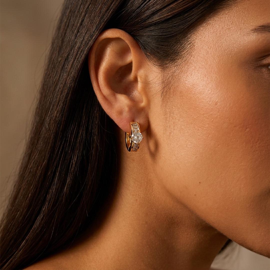 BRINCO ARGOLA MÉDIA COM PONTO DE LUZ E NAVETE CRISTAL - BANHADO A OURO 18K