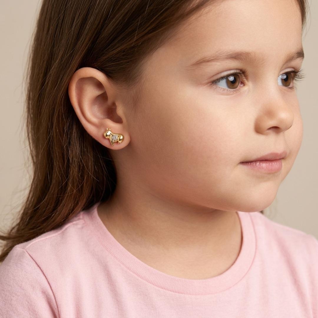 BRINCO INFANTIL CAPIVARA LISA COM PONTO DE LUZ CORAÇÃO CRISTAL - BANHADO A OURO 18K