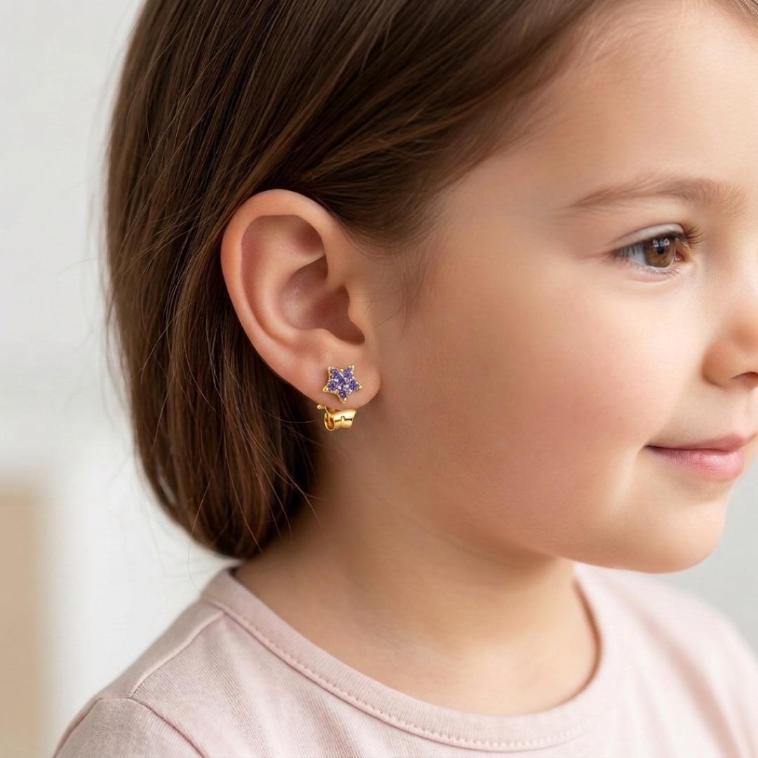 BRINCO INFANTIL FLOR COM ZIRCÔNIA LILÁS- BANHADO A OURO 18K