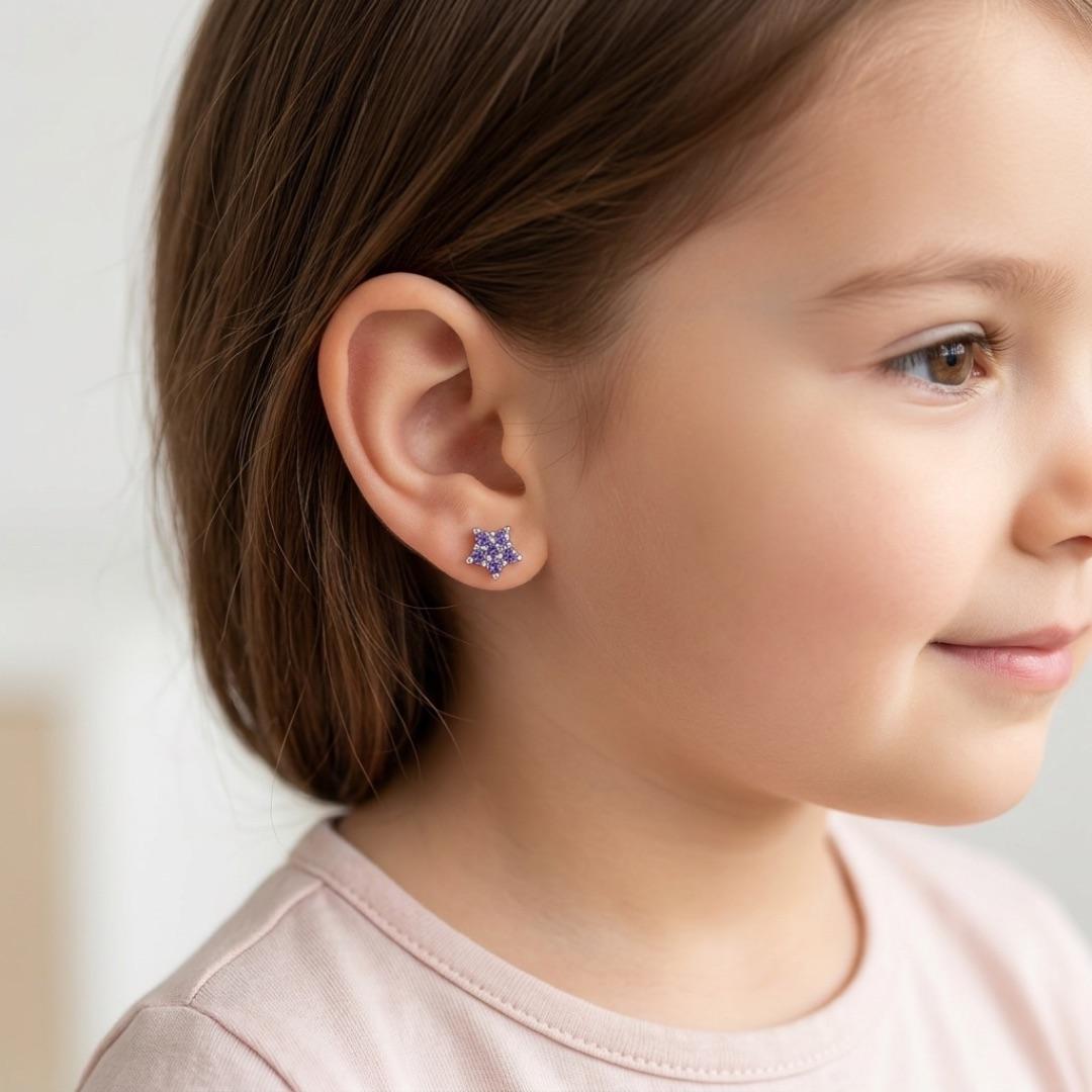 BRINCO INFANTIL FLOR COM ZIRCÔNIA LILÁS- BANHADO A PRATA 925