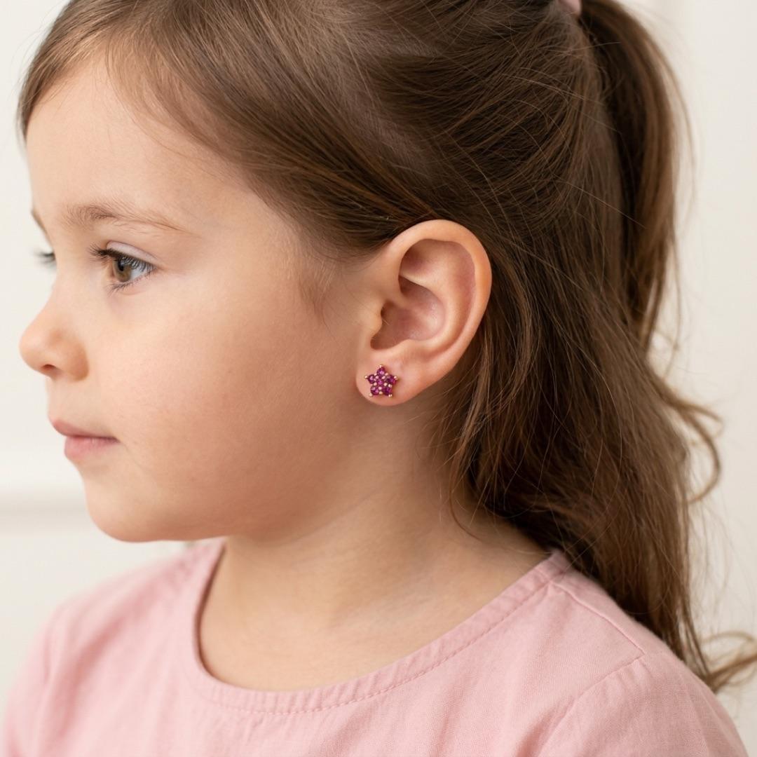 BRINCO INFANTIL FLOR COM ZIRCÔNIA PINK  - BANHADO A OURO 18K