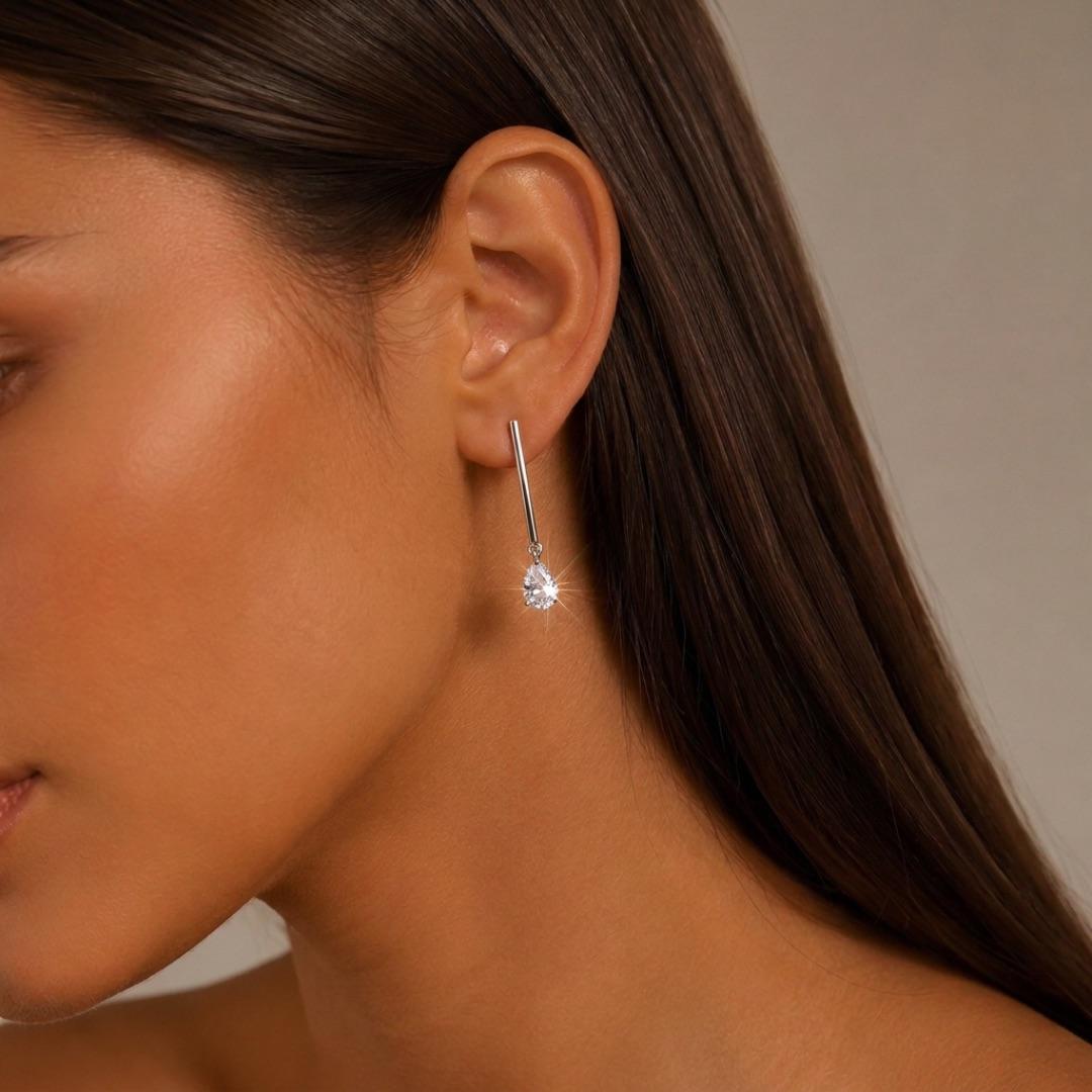 BRINCO PALITO COM GOTA PENDURADA CRISTAL- BANHADO A RÓDIO  BRANCO
