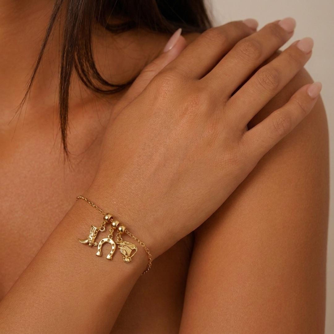 PULSEIRA GRUMET COM BOTA, FERRADURA, E CAVALO PENDURADO COM EXTENSOR- BANHADO A OURO 18K