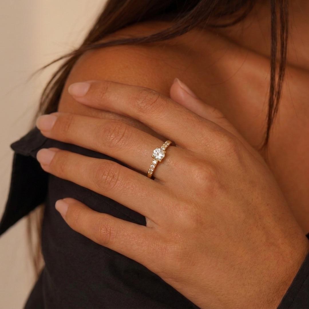 ANEL ARO COM MICRO ZIRCÔNIA CRISTAL E PONTO DE LUZ CRISTAL  Nª12 - BANHADO A OURO 18K