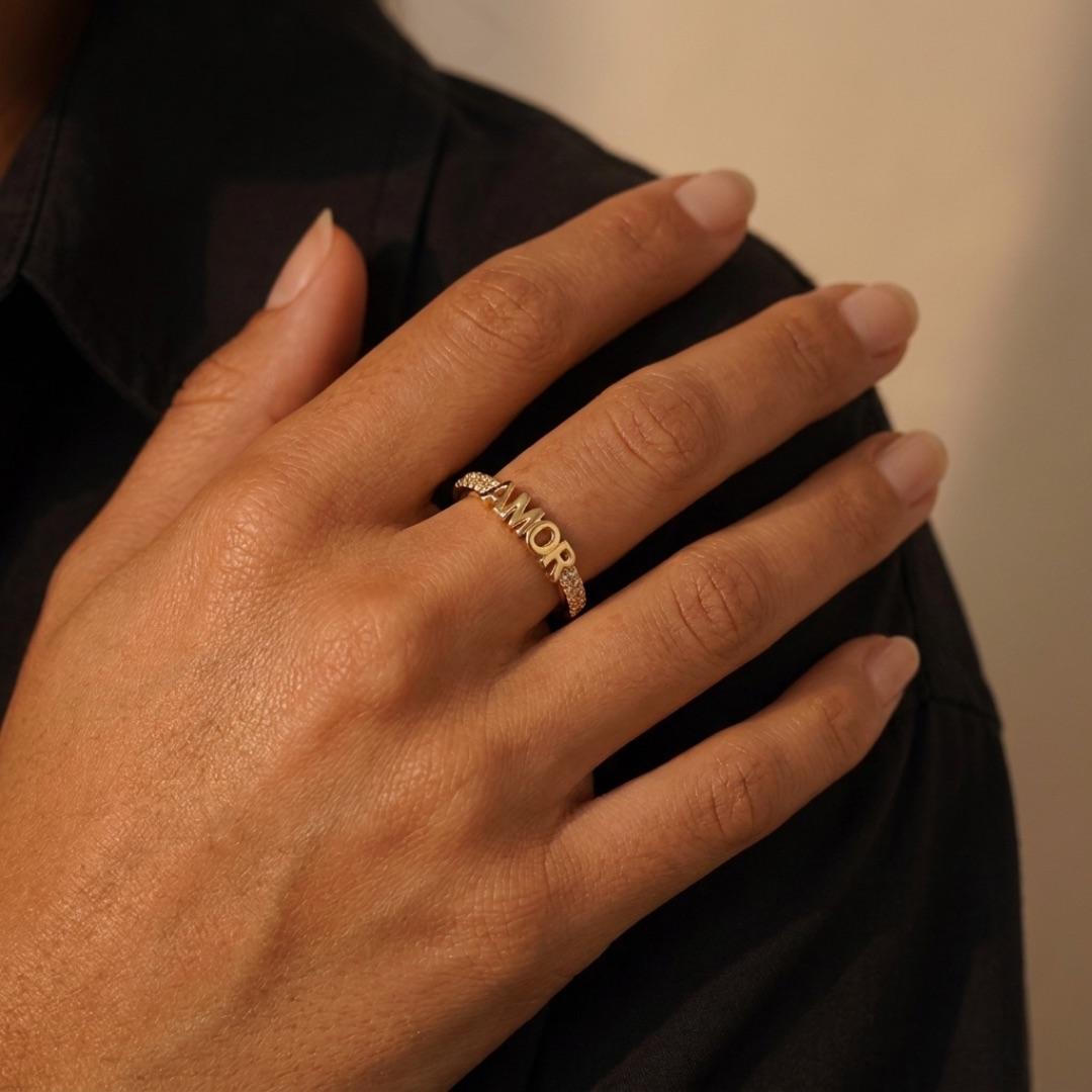 ANEL ARO COM MICRO ZIRCÔNIA CRISTAL ESCRITO AMOR  Nª13 - BANHADO A OURO 18K