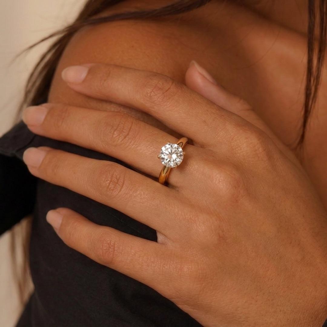 ANEL SIMPLES ARO ALIANÇA  COM PONTO DE LUZ EXTRA GRANDE CRISTAL Nª14 - BANHADO A OURO 18K