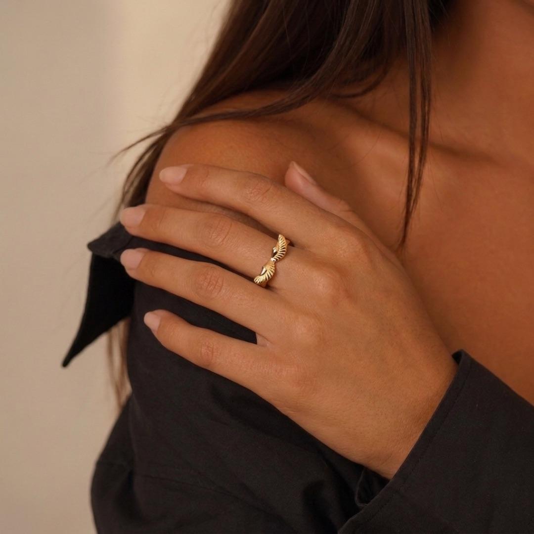 ANEL SIMPLES COM ASAS DETALHADA Nª8 - BANHADO A OURO 18K
