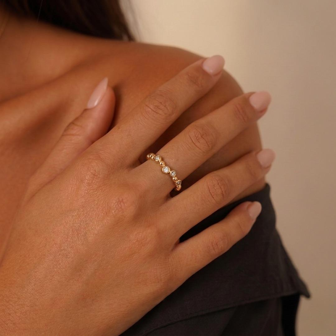ANEL SIMPLES COM MICRO ZIRCÔNIA CRISTAL BOLINHAS E BOLINHAS LISA Nª13 - BANHADO A OURO 18K