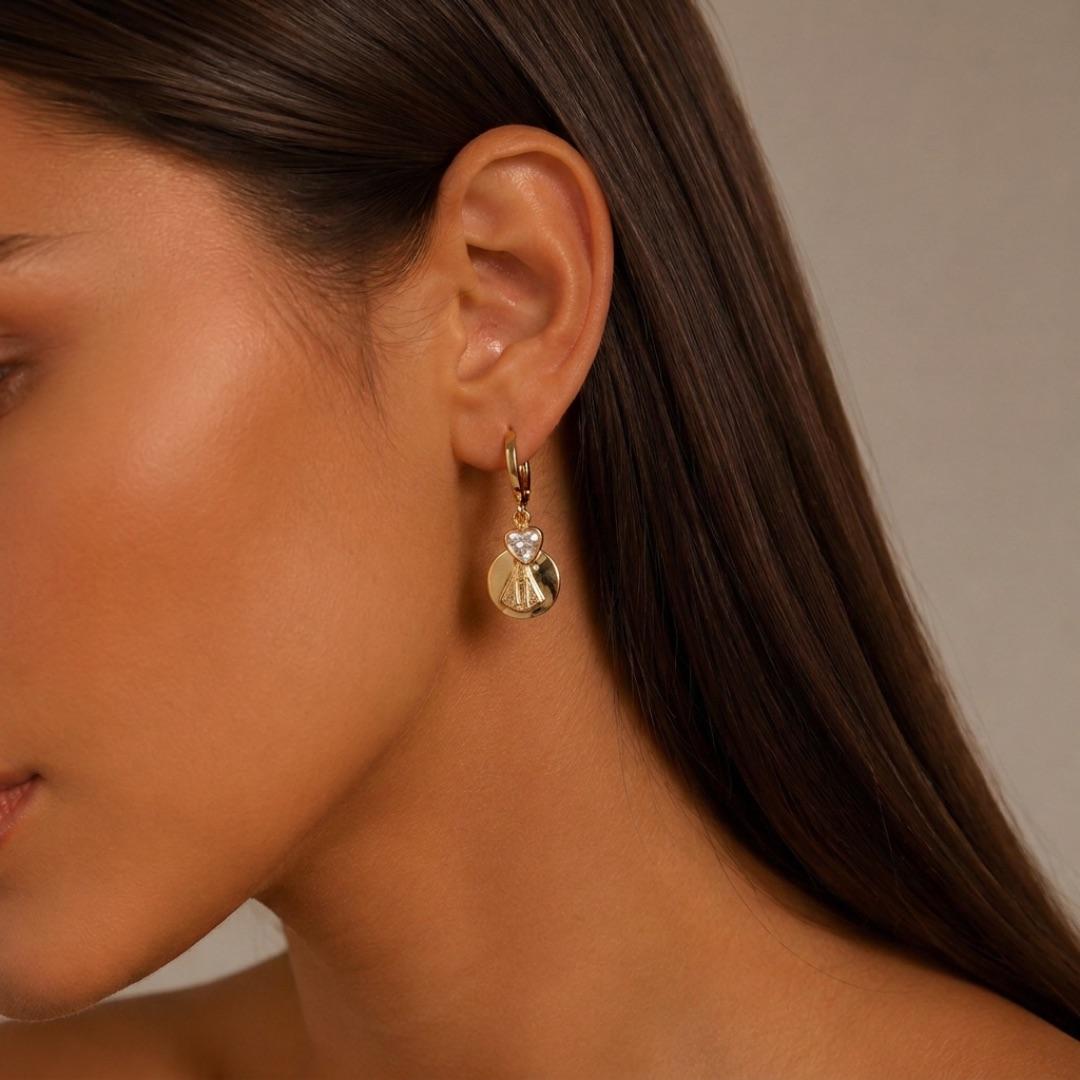 BRINCO ARGOLA DE CLICK CORAÇÃO ZIRCÔNIA CRISTAL E MEDALHA NOSSA SENHORA DE APARECIDA LISA PENDURADO - BANHADO A OURO 18K