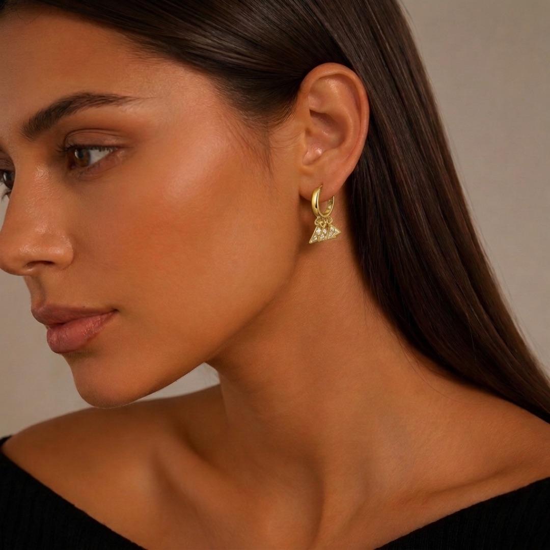 BRINCO ARGOLA DE CLICK FORMA GEOMETRICA LOSANGO TRIPLO ZIRCÔNIA CRISTAL PENDURADO - BANHADO A OURO 18K
