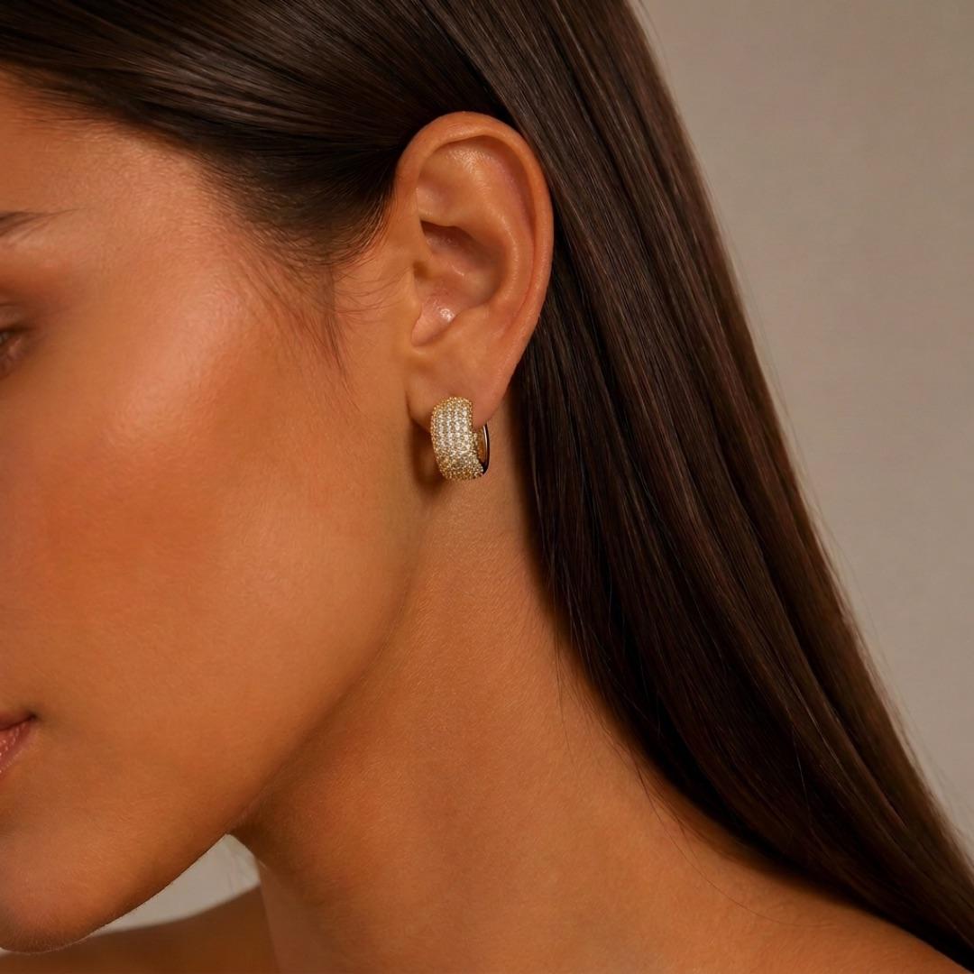 BRINCO ARGOLA DE CLICK MÉDIO 7  FILEIRA ZIRCÔNIA CRISTAL- BANHADO A OURO 18K