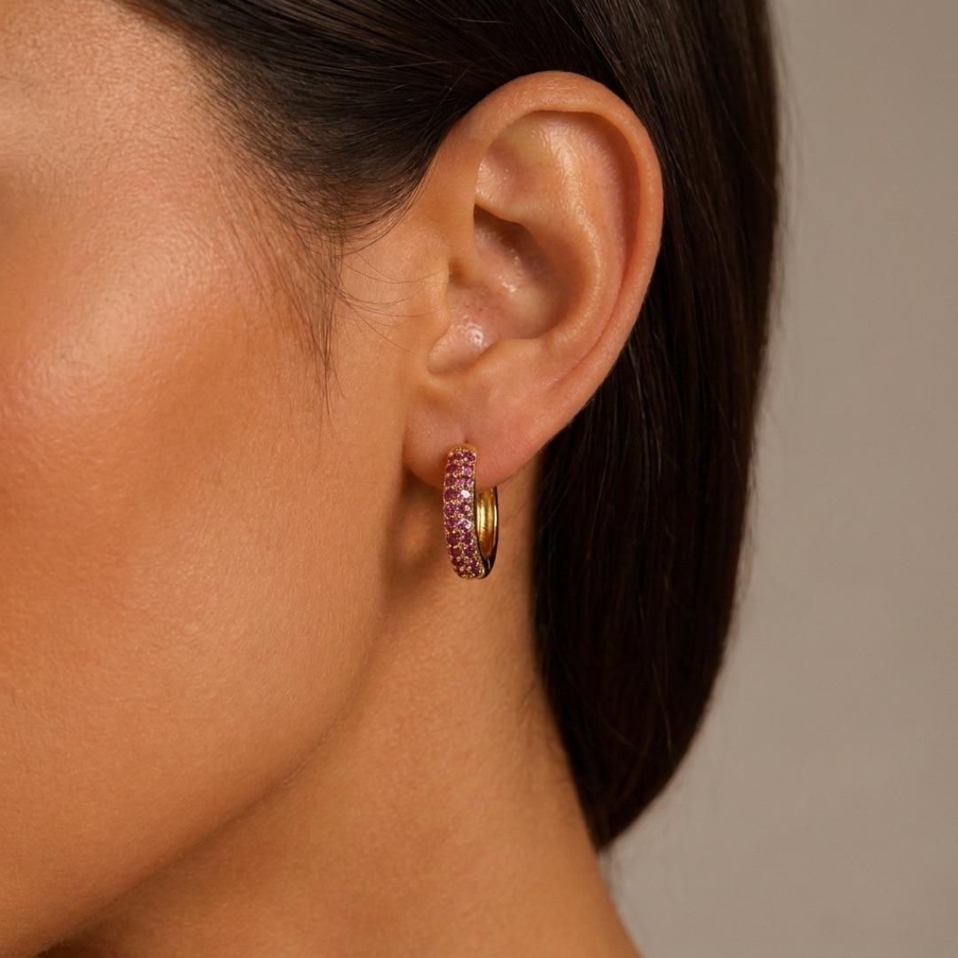BRINCO ARGOLA DE CLICK PEQUENA  FILEIRA DUPLA ZIRCÔNIA PINK - BANHADO A OURO 18K