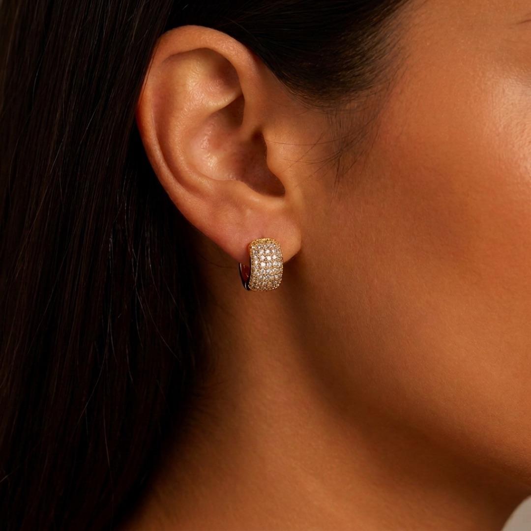 BRINCO ARGOLA DE CLICK PEQUENO 7  FILEIRA ZIRCÔNIA CRISTAL- BANHADO A OURO 18K