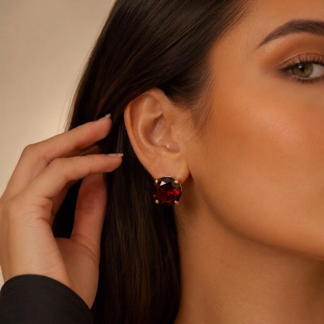 BRINCO PINO COM ZIRCÔNIA EXTRA GRANDE VERMELHA - BANHADO A OURO 18K